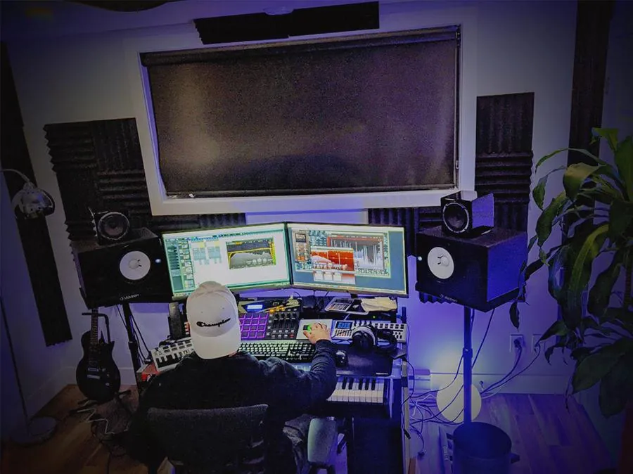 Simonsayz working in the studio